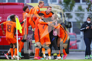 2021-05-31 - Myron Boadu of Netherlands U21 celebrates after scoring his sides second goal with teammates during the 2021 UEFA European Under-21 Championship, Quarter-Finals football match between Netherlands U21 and France U21 on May 31, 2021 at Boszik Arena in Budapest, Hungary - Photo Istvan Derencsenyi / Orange Pictures / DPPI - 2021 UEFA EUROPEAN UNDER-21 CHAMPIONSHIP, QUARTER-FINALS - NETHERLANDS U21 VS FRANCE U21 - UEFA EUROPEAN - SOCCER