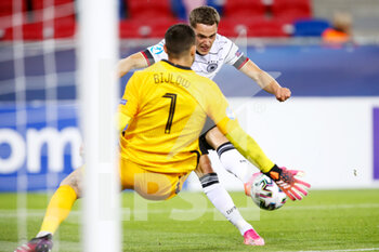 2021-06-03 - Florian Wirtz of Germany U21 has an attempt on goal saved by Justin Bijlow of the Netherlands U21 during the 2021 UEFA European Under-21 Championship, Semi-Finals football match between Netherlands and Germany on June 3, 2021 at MOL Arena Sosto in Szekesfehervar, Hungary - Photo Istvan Derencsenyi / Orange Pictures / DPPI - 2021 UEFA EUROPEAN UNDER-21 CHAMPIONSHIP, SEMI-FINALS FOOTBALL MATCH BETWEEN NETHERLANDS AND GERMANY - UEFA EUROPEAN - SOCCER