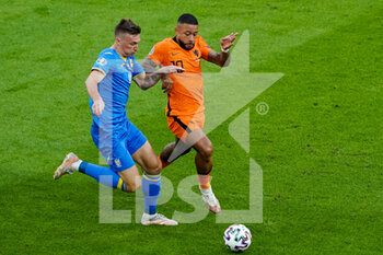 2021-06-14 - Serhiy Sydorchuk of Ukraine and Memphis Depay of the Netherlands during the UEFA Euro 2020, Group C football match between Netherlands and Ukraine on June 13, 2021 at the Johan Cruijff ArenA in Amsterdam, Netherlands - Photo Andre Weening / Orange Pictures / DPPI - UEFA EURO 2020, GROUP C FOOTBALL - NETHERLANDS VS UKRAINE - UEFA EUROPEAN - SOCCER