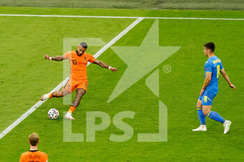 2021-06-14 - Memphis Depay of the Netherlands and Ruslan Malinovskyi of Ukraine during the UEFA Euro 2020, Group C football match between Netherlands and Ukraine on June 13, 2021 at the Johan Cruijff ArenA in Amsterdam, Netherlands - Photo Andre Weening / Orange Pictures / DPPI - UEFA EURO 2020, GROUP C FOOTBALL - NETHERLANDS VS UKRAINE - UEFA EUROPEAN - SOCCER