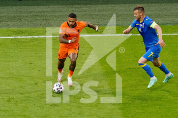 2021-06-14 - Memphis Depay of the Netherlands and Andriy Yarmolenko of Ukraine during the UEFA Euro 2020, Group C football match between Netherlands and Ukraine on June 13, 2021 at the Johan Cruijff ArenA in Amsterdam, Netherlands - Photo Andre Weening / Orange Pictures / DPPI - UEFA EURO 2020, GROUP C FOOTBALL - NETHERLANDS VS UKRAINE - UEFA EUROPEAN - SOCCER
