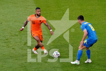 2021-06-14 - Memphis Depay of the Netherlands and Ruslan Malinovskyi of Ukraine during the UEFA Euro 2020, Group C football match between Netherlands and Ukraine on June 13, 2021 at the Johan Cruijff ArenA in Amsterdam, Netherlands - Photo Andre Weening / Orange Pictures / DPPI - UEFA EURO 2020, GROUP C FOOTBALL - NETHERLANDS VS UKRAINE - UEFA EUROPEAN - SOCCER