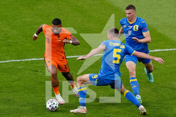 2021-06-14 - Memphis Depay of the Netherlands, Serhiy Sydorchuk of Ukraine and Illia Zabarnyi of Ukraine during the UEFA Euro 2020, Group C football match between Netherlands and Ukraine on June 13, 2021 at the Johan Cruijff ArenA in Amsterdam, Netherlands - Photo Andre Weening / Orange Pictures / DPPI - UEFA EURO 2020, GROUP C FOOTBALL - NETHERLANDS VS UKRAINE - UEFA EUROPEAN - SOCCER