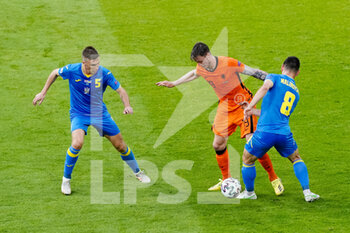 2021-06-14 - Serhiy Sydorchuk of Ukraine, Wout Weghorst of the Netherlands and Ruslan Malinovskyi of Ukraine during the UEFA Euro 2020, Group C football match between Netherlands and Ukraine on June 13, 2021 at the Johan Cruijff ArenA in Amsterdam, Netherlands - Photo Andre Weening / Orange Pictures / DPPI - UEFA EURO 2020, GROUP C FOOTBALL - NETHERLANDS VS UKRAINE - UEFA EUROPEAN - SOCCER