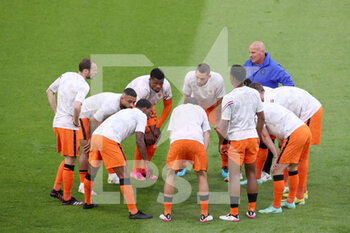 2021-06-14 - Netherlands players huddle before the UEFA Euro 2020, Group C football match between Netherlands and Ukraine on June 13, 2021 at the Johan Cruijff ArenA in Amsterdam, Netherlands - Photo Marcel ter Bals / Orange Pictures / DPPI - UEFA EURO 2020, GROUP C FOOTBALL - NETHERLANDS VS UKRAINE - UEFA EUROPEAN - SOCCER