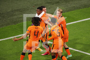 2021-06-14 - Denzel Dumfries of the Netherlands celebrates after his goal with teammates during the UEFA Euro 2020, Group C football match between Netherlands and Ukraine on June 13, 2021 at the Johan Cruijff ArenA in Amsterdam, Netherlands - Photo Marcel ter Bals / Orange Pictures / DPPI - UEFA EURO 2020, GROUP C FOOTBALL - NETHERLANDS VS UKRAINE - UEFA EUROPEAN - SOCCER