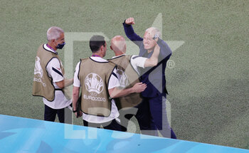 2021-06-15 - Coach Didier Deschamps of France celebrating at the final whistle during the UEFA Euro 2020, Group F football match between France and Germany on June 15, 2021 at Allianz Arena in Munich, Germany - Photo Jurgen Fromme / firo sportphoto / DPPI - UEFA EURO 2020, GROUP F - FRANCE VS GERMANY - UEFA EUROPEAN - SOCCER