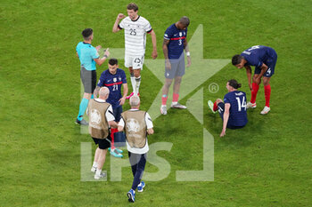 2021-06-15 - Adrien Rabiot of France receiving medial treatment during the UEFA Euro 2020, Group F football match between France and Germany on June 15, 2021 at Allianz Arena in Munich, Germany - Photo Andre Weening / Orange Pictures / DPPI - UEFA EURO 2020, GROUP F - FRANCE VS GERMANY - UEFA EUROPEAN - SOCCER