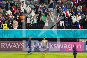 2021-06-15 - Karim Benzema of France with French fans at the final whistle during the UEFA Euro 2020, Group F football match between France and Germany on June 15, 2021 at Allianz Arena in Munich, Germany - Photo Andre Weening / Orange Pictures / DPPI - UEFA EURO 2020, GROUP F - FRANCE VS GERMANY - UEFA EUROPEAN - SOCCER