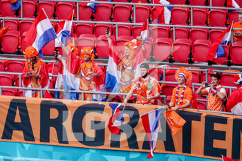 2021-06-17 - Fans of the Netherlands during the UEFA Euro 2020, Group C football match between Netherlands and Austria on June 17, 2021 at the Johan Cruijff ArenA in Amsterdam, Netherlands - Photo Marcel ter Bals / Orange Pictures / DPPI - UEFA EURO 2020, GROUP C - NETHERLANDS VS AUSTRIA - UEFA EUROPEAN - SOCCER