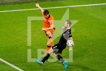 2021-06-17 - Marten de Roon of the Netherlands and Andreas Ulmer of Austria during the UEFA Euro 2020, Group C football match between Netherlands and Austria on June 17, 2021 at the Johan Cruijff ArenA in Amsterdam, Netherlands - Photo Marcel ter Bals / Orange Pictures / DPPI - UEFA EURO 2020, GROUP C - NETHERLANDS VS AUSTRIA - UEFA EUROPEAN - SOCCER