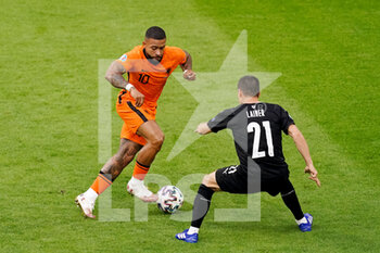 2021-06-17 - Memphis Depay of the Netherlands and Stefan Lainer of Austria during the UEFA Euro 2020, Group C football match between Netherlands and Austria on June 17, 2021 at the Johan Cruijff ArenA in Amsterdam, Netherlands - Photo Marcel ter Bals / Orange Pictures / DPPI - UEFA EURO 2020, GROUP C - NETHERLANDS VS AUSTRIA - UEFA EUROPEAN - SOCCER