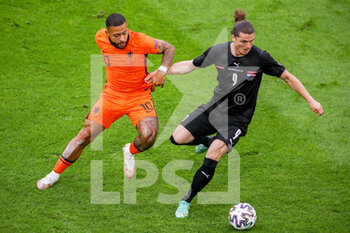 2021-06-17 - Memphis Depay of the Netherlands, Marcel Sabitzer of Austria during the UEFA Euro 2020, Group C football match between Netherlands and Austria on June 17, 2021 at the Johan Cruijff ArenA in Amsterdam, Netherlands - Photo Marcel ter Bals / Orange Pictures / DPPI - UEFA EURO 2020, GROUP C - NETHERLANDS VS AUSTRIA - UEFA EUROPEAN - SOCCER