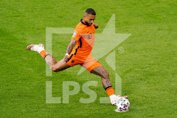2021-06-17 - Memphis Depay of the Netherlands shoots to score his sides first goal from the penalty spot during the UEFA Euro 2020, Group C football match between Netherlands and Austria on June 17, 2021 at the Johan Cruijff ArenA in Amsterdam, Netherlands - Photo Marcel ter Bals / Orange Pictures / DPPI - UEFA EURO 2020, GROUP C - NETHERLANDS VS AUSTRIA - UEFA EUROPEAN - SOCCER