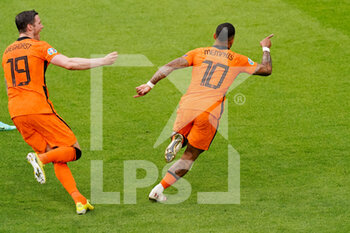 2021-06-17 - Memphis Depay of the Netherlands celebrates after scoring his sides first goal during the UEFA Euro 2020, Group C football match between Netherlands and Austria on June 17, 2021 at the Johan Cruijff ArenA in Amsterdam, Netherlands - Photo Marcel ter Bals / Orange Pictures / DPPI - UEFA EURO 2020, GROUP C - NETHERLANDS VS AUSTRIA - UEFA EUROPEAN - SOCCER