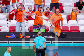 2021-06-17 - Referee Orel Grinfeld looks at the VAR monitor for a penalty of the Netherlands during the UEFA Euro 2020, Group C football match between Netherlands and Austria on June 17, 2021 at the Johan Cruijff ArenA in Amsterdam, Netherlands - Photo Marcel ter Bals / Orange Pictures / DPPI - UEFA EURO 2020, GROUP C - NETHERLANDS VS AUSTRIA - UEFA EUROPEAN - SOCCER