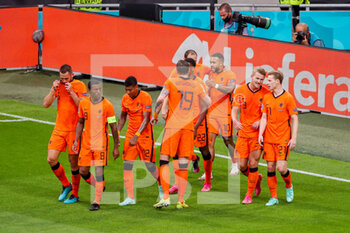 2021-06-17 - Memphis Depay of the Netherlands celebrates after scoring his sides first goal with teammates during the UEFA Euro 2020, Group C football match between Netherlands and Austria on June 17, 2021 at the Johan Cruijff ArenA in Amsterdam, Netherlands - Photo Marcel ter Bals / Orange Pictures / DPPI - UEFA EURO 2020, GROUP C - NETHERLANDS VS AUSTRIA - UEFA EUROPEAN - SOCCER