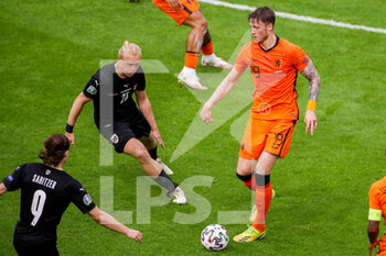 2021-06-17 - Xaver Schlager of Austria, Wout Weghorst of the Netherlands during the UEFA Euro 2020, Group C football match between Netherlands and Austria on June 17, 2021 at the Johan Cruijff ArenA in Amsterdam, Netherlands - Photo Marcel ter Bals / Orange Pictures / DPPI - UEFA EURO 2020, GROUP C - NETHERLANDS VS AUSTRIA - UEFA EUROPEAN - SOCCER
