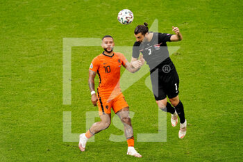 2021-06-17 - Memphis Depay of the Netherlands and Aleksandar Dragovic of Austria during the UEFA Euro 2020, Group C football match between Netherlands and Austria on June 17, 2021 at the Johan Cruijff ArenA in Amsterdam, Netherlands - Photo Andre Weening / Orange Pictures / DPPI - UEFA EURO 2020, GROUP C - NETHERLANDS VS AUSTRIA - UEFA EUROPEAN - SOCCER