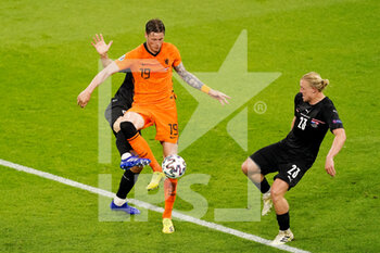 2021-06-17 - Wout Weghorst of the Netherlands and Xaver Schlager of Austria during the UEFA Euro 2020, Group C football match between Netherlands and Austria on June 17, 2021 at the Johan Cruijff ArenA in Amsterdam, Netherlands - Photo Andre Weening / Orange Pictures / DPPI - UEFA EURO 2020, GROUP C - NETHERLANDS VS AUSTRIA - UEFA EUROPEAN - SOCCER