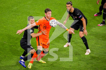 2021-06-17 - Stefan Lainer of Austria, Wout Weghorst of the Netherlands, Aleksandar Dragovic of Austria during the UEFA Euro 2020, Group C football match between Netherlands and Austria on June 17, 2021 at the Johan Cruijff ArenA in Amsterdam, Netherlands - Photo Marcel ter Bals / Orange Pictures / DPPI - UEFA EURO 2020, GROUP C - NETHERLANDS VS AUSTRIA - UEFA EUROPEAN - SOCCER