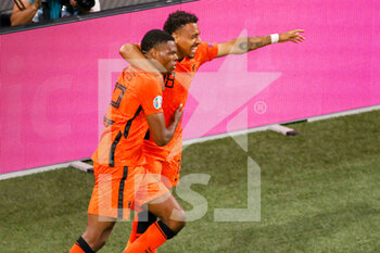 2021-06-17 - Denzel Dumfries of the Netherlands is celebrating his goal with Donyell Malen during the UEFA Euro 2020, Group C football match between Netherlands and Austria on June 17, 2021 at the Johan Cruijff ArenA in Amsterdam, Netherlands - Photo Marcel ter Bals / Orange Pictures / DPPI - UEFA EURO 2020, GROUP C - NETHERLANDS VS AUSTRIA - UEFA EUROPEAN - SOCCER