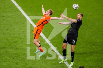 2021-06-17 - Frenkie de Jong of the Netherlands, Sasa Kalajdzic of Austria during the UEFA Euro 2020, Group C football match between Netherlands and Austria on June 17, 2021 at the Johan Cruijff ArenA in Amsterdam, Netherlands - Photo Marcel ter Bals / Orange Pictures / DPPI - UEFA EURO 2020, GROUP C - NETHERLANDS VS AUSTRIA - UEFA EUROPEAN - SOCCER