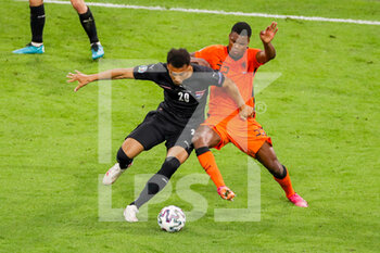 2021-06-17 - Karim Onisiwo of Austria, Denzel Dumfries of the Netherlands during the UEFA Euro 2020, Group C football match between Netherlands and Austria on June 17, 2021 at the Johan Cruijff ArenA in Amsterdam, Netherlands - Photo Marcel ter Bals / Orange Pictures / DPPI - UEFA EURO 2020, GROUP C - NETHERLANDS VS AUSTRIA - UEFA EUROPEAN - SOCCER