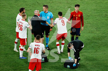 2021-06-19 - Robert Lewandowski of Poland protests during the UEFA Euro 2020, Group E football match between Spain and Poland on June 19, 2021 at La Cartuja stadium in Seville, Spain - Photo Joaquin Corchero / Spain DPPI / DPPI - UEFA EURO 2020, GROUP E - SPAIN VS POLAND - UEFA EUROPEAN - SOCCER