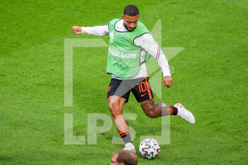2021-06-21 - Memphis Depay of the Netherlands warms up during the UEFA Euro 2020, Group C football match between North Macedonia and Netherlands on June 21, 2021 at the Johan Cruijff ArenA in Amsterdam, Netherlands - Photo Marcel ter Bals / Orange Pictures / DPPI - UEFA EURO 2020, GROUP C - NORTH MACEDONIA VS NETHERLANDS - UEFA EUROPEAN - SOCCER