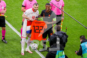 2021-06-21 - A gift from team Netherlands by Georginio Wijnaldum of the Netherlands to Goran Pandev of North Macedonia because his last international match of his career during the UEFA Euro 2020, Group C football match between North Macedonia and Netherlands on June 21, 2021 at the Johan Cruijff ArenA in Amsterdam, Netherlands - Photo Marcel ter Bals / Orange Pictures / DPPI - UEFA EURO 2020, GROUP C - NORTH MACEDONIA VS NETHERLANDS - UEFA EUROPEAN - SOCCER