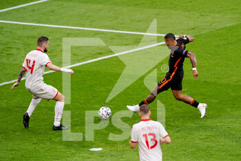2021-06-21 - Memphis Depay of the Netherlands shoots to score his sides first goal during the UEFA Euro 2020, Group C football match between North Macedonia and Netherlands on June 21, 2021 at the Johan Cruijff ArenA in Amsterdam, Netherlands - Photo Andre Weening / Orange Pictures / DPPI - UEFA EURO 2020, GROUP C - NORTH MACEDONIA VS NETHERLANDS - UEFA EUROPEAN - SOCCER