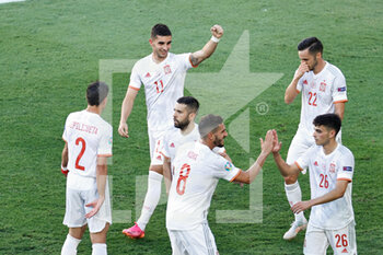 2021-06-23 - Ferran Torres of Spain celebrates a goal with teammates during the UEFA Euro 2020, Group E football match between Slovakia and Spain on June 23, 2021 at La Cartuja stadium in Seville, Spain - Photo Joaquin Corchero / Spain DPPI / DPPI - UEFA EURO 2020, GROUP E - SLOVAKIA VS SPAIN - UEFA EUROPEAN - SOCCER
