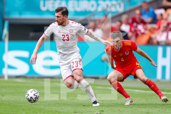 2021-06-26 - Pierre-Emile Hojbjerg of Denmark, Ben Davies of Wales during the UEFA Euro 2020, round of 16 football match between Wales and Denmark on June 26, 2021 at the Johan Cruijff ArenA in Amsterdam, Netherlands - Photo Marcel ter Bals / Orange Pictures / DPPI - UEFA EURO 2020, ROUND OF 16 - WALES AND DENMARK - UEFA EUROPEAN - SOCCER
