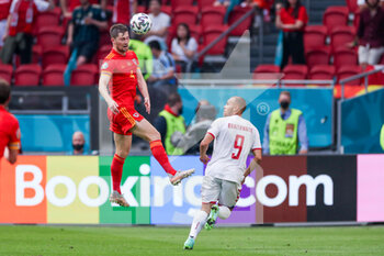 2021-06-26 - Ben Davies of Wales, Martin Braithwaite of Denmark during the UEFA Euro 2020, round of 16 football match between Wales and Denmark on June 26, 2021 at the Johan Cruijff ArenA in Amsterdam, Netherlands - Photo Marcel ter Bals / Orange Pictures / DPPI - UEFA EURO 2020, ROUND OF 16 - WALES AND DENMARK - UEFA EUROPEAN - SOCCER