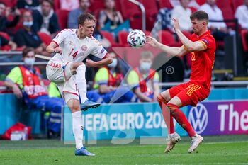 2021-06-26 - Mikkel Damsgaard of Denmark, Chris Mepham of Wales during the UEFA Euro 2020, round of 16 football match between Wales and Denmark on June 26, 2021 at the Johan Cruijff ArenA in Amsterdam, Netherlands - Photo Marcel ter Bals / Orange Pictures / DPPI - UEFA EURO 2020, ROUND OF 16 - WALES AND DENMARK - UEFA EUROPEAN - SOCCER