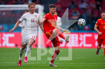 2021-06-26 - Chris Mepham of Wales, Kasper Dolberg of Denmark during the UEFA Euro 2020, round of 16 football match between Wales and Denmark on June 26, 2021 at the Johan Cruijff ArenA in Amsterdam, Netherlands - Photo Marcel ter Bals / Orange Pictures / DPPI - UEFA EURO 2020, ROUND OF 16 - WALES AND DENMARK - UEFA EUROPEAN - SOCCER