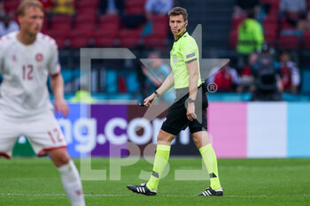 2021-06-26 - Referee Daniel Siebert (GER) during the UEFA Euro 2020, round of 16 football match between Wales and Denmark on June 26, 2021 at the Johan Cruijff ArenA in Amsterdam, Netherlands - Photo Marcel ter Bals / Orange Pictures / DPPI - UEFA EURO 2020, ROUND OF 16 - WALES AND DENMARK - UEFA EUROPEAN - SOCCER