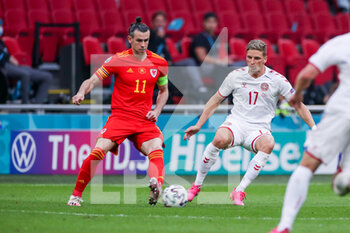 2021-06-26 - Gareth Bale of Wales, Jens Stryger of Denmark during the UEFA Euro 2020, round of 16 football match between Wales and Denmark on June 26, 2021 at the Johan Cruijff ArenA in Amsterdam, Netherlands - Photo Marcel ter Bals / Orange Pictures / DPPI - UEFA EURO 2020, ROUND OF 16 - WALES AND DENMARK - UEFA EUROPEAN - SOCCER