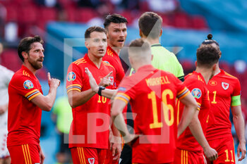 2021-06-26 - Joe Allen of Wales, Kieffer Moore of Wales, referee Daniel Siebert (GER), Joe Morrell of Wales, Daniel James of Wales during the UEFA Euro 2020, round of 16 football match between Wales and Denmark on June 26, 2021 at the Johan Cruijff ArenA in Amsterdam, Netherlands - Photo Marcel ter Bals / Orange Pictures / DPPI - UEFA EURO 2020, ROUND OF 16 - WALES AND DENMARK - UEFA EUROPEAN - SOCCER