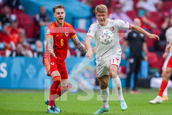 2021-06-26 - Joe Rodon of Wales, Andreas Cornelius of Denmark during the UEFA Euro 2020, round of 16 football match between Wales and Denmark on June 26, 2021 at the Johan Cruijff ArenA in Amsterdam, Netherlands - Photo Marcel ter Bals / Orange Pictures / DPPI - UEFA EURO 2020, ROUND OF 16 - WALES AND DENMARK - UEFA EUROPEAN - SOCCER