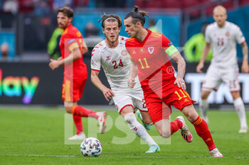 2021-06-26 - Mathias Jensen of Denmark, Gareth Bale of Wales during the UEFA Euro 2020, round of 16 football match between Wales and Denmark on June 26, 2021 at the Johan Cruijff ArenA in Amsterdam, Netherlands - Photo Marcel ter Bals / Orange Pictures / DPPI - UEFA EURO 2020, ROUND OF 16 - WALES AND DENMARK - UEFA EUROPEAN - SOCCER