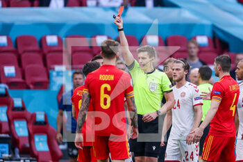 2021-06-26 - Harry Wilson of Wales getting red card by referee Daniel Siebert (GER) during the UEFA Euro 2020, round of 16 football match between Wales and Denmark on June 26, 2021 at the Johan Cruijff ArenA in Amsterdam, Netherlands - Photo Marcel ter Bals / Orange Pictures / DPPI - UEFA EURO 2020, ROUND OF 16 - WALES AND DENMARK - UEFA EUROPEAN - SOCCER