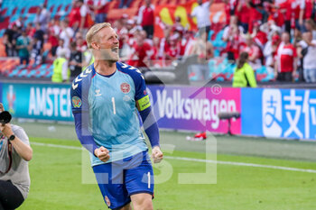 2021-06-26 - Goalkeeper Kasper Schmeichel of Denmark celebrates after the UEFA Euro 2020, round of 16 football match between Wales and Denmark on June 26, 2021 at the Johan Cruijff ArenA in Amsterdam, Netherlands - Photo Marcel ter Bals / Orange Pictures / DPPI - UEFA EURO 2020, ROUND OF 16 - WALES AND DENMARK - UEFA EUROPEAN - SOCCER