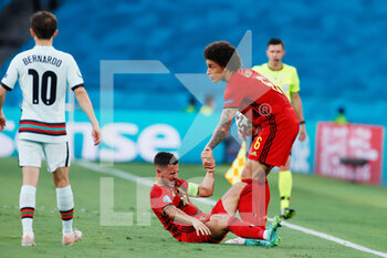 2021-06-27 - Axel Witsel of Belgium helps to Eden Hazard during the UEFA EURO 2020, Round of 16 football match between Belgium and Portugal on June 27, 2021 at La Cartuja stadium in Seville, Spain - Photo Joaquin Corchero / Spain DPPI / DPPI - UEFA EURO 2020, ROUND OF 16 - BELGIUM VS PORTUGAL - UEFA EUROPEAN - SOCCER