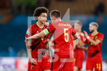 2021-06-27 - Jan Vertonghen of Belgium celebrates the victory with Axel Witsel of Belgium at the final whistle during the UEFA EURO 2020, Round of 16 football match between Belgium and Portugal on June 27, 2021 at La Cartuja stadium in Seville, Spain - Photo Joaquin Corchero / Spain DPPI / DPPI - UEFA EURO 2020, ROUND OF 16 - BELGIUM VS PORTUGAL - UEFA EUROPEAN - SOCCER