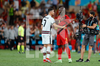 2021-06-27 - Cristiano Ronaldo of Portugal and Romelu Lukaku of Belgium at the final whistle during the UEFA EURO 2020, Round of 16 football match between Belgium and Portugal on June 27, 2021 at La Cartuja stadium in Seville, Spain - Photo Joaquin Corchero / Spain DPPI / DPPI - UEFA EURO 2020, ROUND OF 16 - BELGIUM VS PORTUGAL - UEFA EUROPEAN - SOCCER