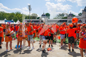 2021-06-27 - Netherlands fans at the fanzone, also known as UEFA Festival Budapest prior to the UEFA Euro 2020, Round of 16 football match between Netherlands and Czech Republic on June 27, 2021 at Puskas Arena in Budapest, Hungary - Photo Andre Weening / Orange Pictures / DPPI - UEFA EURO 2020, ROUND OF 16 - NETHERLANDS VS CZECH REPUBLIC - UEFA EUROPEAN - SOCCER