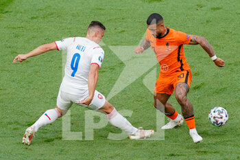 2021-06-27 - Tomas Holes of Czech Republic battles for possession with Memphis Depay of the Netherlands during the UEFA Euro 2020, Round of 16 football match between Netherlands and Czech Republic on June 27, 2021 at Puskas Arena in Budapest, Hungary - Photo Andre Weening / Orange Pictures / DPPI - UEFA EURO 2020, ROUND OF 16 - NETHERLANDS VS CZECH REPUBLIC - UEFA EUROPEAN - SOCCER