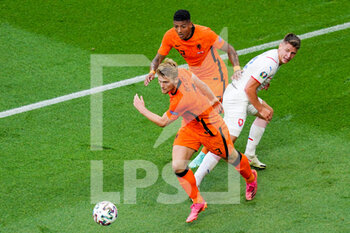 2021-06-27 - Lukas Masopust of Czech Republic battles for possession with Matthijs de Ligt of the Netherlands and Patrick van Aanholt of the Netherlands during the UEFA Euro 2020, Round of 16 football match between Netherlands and Czech Republic on June 27, 2021 at Puskas Arena in Budapest, Hungary - Photo Andre Weening / Orange Pictures / DPPI - UEFA EURO 2020, ROUND OF 16 - NETHERLANDS VS CZECH REPUBLIC - UEFA EUROPEAN - SOCCER